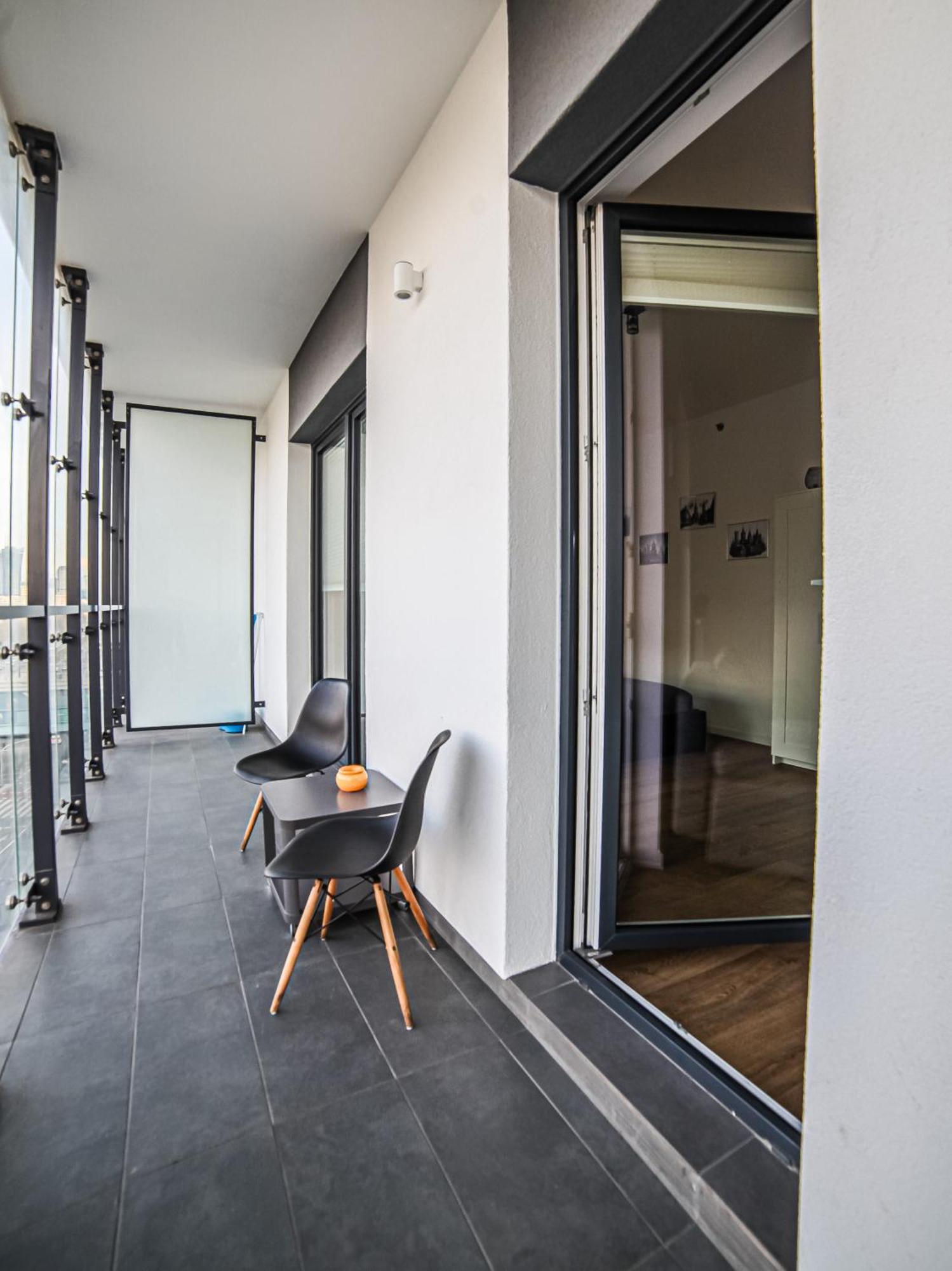 Big City Life Apartments - Bliska Wola Tower A 华沙 外观 照片